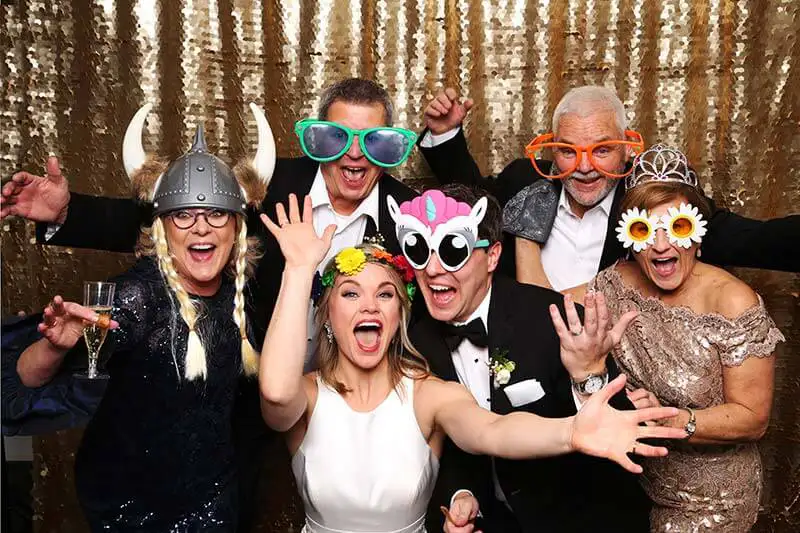 Mireasa și invitați la cabina foto